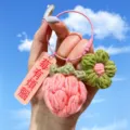 Häkeln Erdbeere Blume Schlüsselanhänger süße Tasche Anhänger Handgemachte Knit Zubehör - Drahtschlingen-Stil - Rosa Erdbeere (Sorgenfrei)