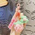 Handgemachte Häkelgarn Schlüsselanhänger süßer rosa Blumen Plüsch Anhänger Tasche Charm 1Stk - Knopf-Stil - Rosa Erdbeere (Sorgenfrei)