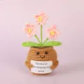 Handgefertigtes Häkel-Topfpflanzen-Detail, süßes Blumenspielzeug mit Motivationskarte. - Hellrosa Vergissmeinnicht