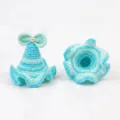 Mini chapeau et accessoire de cheveux en crochet faits à la main, rayé bleu et blanc. - Bleu lac