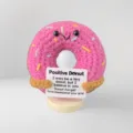 Handgefertigte gehäkelte positive Donut Puppe mit Motivationskarte und Holzbasis. - Bunter Donut