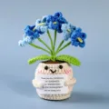 Handgefertigte Häkel Topfpflanze mit süßem Gesicht und blauen Blumen als Geschenk. - Stil 4