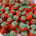 Handgefertigter Häkel-Kaki-Anhänger, süßer Strick-Frucht-Charm für Taschen, Schlüsselanhänger. - Rote Persimone