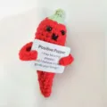 Handgemachte rote Peperoni Häkelpuppe mit inspirierender Karte als niedliches Schreibtischgeschenk. - Chili