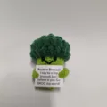 Vista detallada de peluche de brócoli de ganchillo hecho a mano, muñeco con tarjeta. - Brócoli
