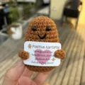 Handgemachte gehäkelte positive Kartoffel Puppe mit Karte, niedliches kleines Plüschtier. - Braune Kartoffel mit Herz