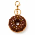 Handgemachter gehäkelter Donut-Schlüsselanhänger mit bunten Streuern und goldenen Beschlägen. - Braun
