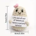 Handgemachte Häkel-Positive-Kartoffel-Puppe mit Schild, süßes Plüschtier für gute Laune. - Kartoffel mit Wimpern und kleiner Schleife