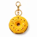 Handgefertigter Häkel-Donut-Schlüsselanhänger, süßer Plüsch-Taschenanhänger und Goldring. - Zitronengelb