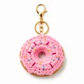 Handgefertigter Häkel-Donut-Schlüsselanhänger Detail, rosa Plüsch-Taschenanhänger, Gold. - Rosa