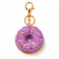 Nahaufnahme Detail des süßen handgefertigten Häkel Donut Keychain Plüschaccessoire Detail. - Lavendel
