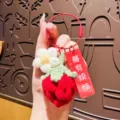 Handgefertigter Strick Erdbeeren Schlüsselanhänger mit süßer Blume und witzigem Schild. - Drahtschlingen-Stil - Rote Erdbeere (Sorgenfrei)