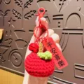 Handgemachte gehäkelte süße rote Frucht Schlüsselanhänger Tasche Anhänger mit Glocke - Knopf-Stil - Frieden & Freude