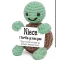 Tartaruga lavorata all'uncinetto a mano con biglietto carino per nipote, verde giocattolo. - Tartaruga marina con carta N
