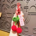 Handgemachte gehäkelte Kirsche Schlüsselanhänger süße rote Frucht Taschenanhänger für Damen - Knopf-Stil - Kirsche (Weil du da bist)