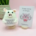 Handgehäkelte Häkel-Schweinchen-Puppe mit Motivationskarte, süßes Tischornament als Geschenk. - Schweinchen 2 mit Karte und Sockel