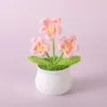 Handgemachte gehäkelte rosa Blume Topfpflanze als süße Tischdekoration für Zuhause - Positives Topfset - Drei hellrosa Vergissmeinnicht