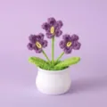 Handgemachte gehäkelte lila Blume im Topf, süße gestrickte Deko für Schreibtisch. - Positives Topfset - Drei violette Vergissmeinnicht