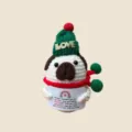 Handgemachte Häkel-Mops-Puppe mit grüner Mütze und rotem Schal, süßes Festival-Spielzeug. - Weihnachts-Pochacco 2