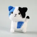 Handgefertigte Häkelkatze Plüschtier Detail Nahaufnahme mit süßer Stricktextur und Maschen. - Katze / 15cm