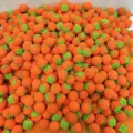 Nahaufnahme von handgemachten Häkel-Persimonen Anhängern, DIY Zubehör aus orangen Garnen. - Kakifrucht - Grasgrüne Blätter (Fertigprodukt)