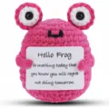 Handgemachte gehäkelte rosa Frosch Puppe Desktop Ornament mit Nachrichtenkarte Auto. - Rosa Frosch / 9CM*7CM