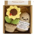 Handgemachte Häkel-Positive-Kartoffel und Sonnenblume Topf Geschenkbox, süßes gestricktes Kuscheltier. - Kartoffel- & Sonnenblumen-Geschenkbox
