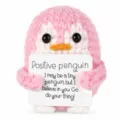 Handgemachte Häkel-Pinguin Puppe mit Schild, süße Plüsch Figur als Tischdeko und Geschenk. - Rosa / 7,5cm*6cm