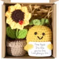 Handgefertigtes Häkel-Geschenkset mit positiver Puppe, süßer Sonnenblume und Plüschtier. - Ananas & Sonnenblume