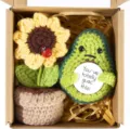 Handgefertigte Häkelblume und niedliche Avocado Puppe Geschenkbox Set Dekoration - Avocado + Sonnenblume Geschenkbox