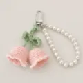 Handgemachte gehäkelte Maiglöckchen Schlüsselanhänger mit Perlenband süßer Blumen Taschenanhänger - Rosa Maiglöckchen