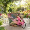 Handgemachte gestrickte geflochtene Handtasche mit süßem Pferdeanhänger und Bambusgriff - Pony Anhänger