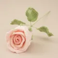 Handgehäkelte rosa Rose als Einzelstiel, süße Wollblume für Dekoration und Geschenk. - Rosa