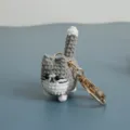 Niedlicher grauer Häkelkatze Schlüsselanhänger, handgestrickter Kätzchen Taschenanhänger. - Hellgrau