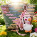 Handgemachte gehäkelte Ente Schlüsselanhänger Plüschpuppe Tasche Anhänger Detailaufnahme Ansicht. - Kleiner Ente Anhänger