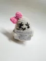Handgemachte gehäkelte positive Kartoffel Puppe mit rosa Schleife und Karte als Deko. - Weiße Kartoffel mit großer Schleife