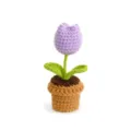 Handgefertigte gehäkelte lila Tulpe im Topf Variante, süße Schreibtisch Deko Blume. - Lila Tulpen im Topf (Stil B)