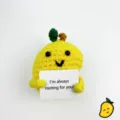 Bambola di peluche frutta gialla all'uncinetto fatta a mano con carta motivazionale. - Mango
