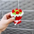 Handgehäkelter Mini Blumenstrauß Schlüsselanhänger, süße gestrickte Tasche Anhänger Geschenk - Rot