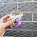 Handgemachte Mini Häkelblume Blumenstrauß Schlüsselanhänger süßer Strickanhänger - Lila