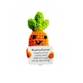 Bambola carota all'uncinetto artigianale con cartolina per carina decorazione da scrivania. - Piccola Carota