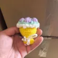 Handgefertigte Häkel-Mini-Blumenstrauß-Schlüsselanhänger süße Stricktasche Charme Anhänger. - Goldgelb