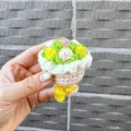 Handgemachte gehäkelte Miniaturpuppe mit Blumenhut und gelber Schleife, süßes Plüschaccessoire - Rosa [Mehrfarbig]