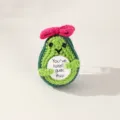 Bambola di avocado all'uncinetto fatta a mano con fiocco rosa e cartello, simpatico peluche a maglia. - Avocado
