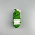 Handgemachte gehäkelte positive Gurke Plüschfigur mit rosa Schleife und Karte als Geschenk. - Schleife Gurke 1