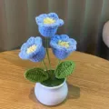 Handgemachte gehäkelte blaue Blume im Topf für Heimdekoration, süße Strickgarn Tischdekoration. - 3 blaue Maiglöckchen im Topf