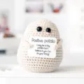 Handgemachte gehäkelte positive Kartoffel Puppe süßes mini gestricktes Spielzeug mit Schild - P Großer Hintern Kartoffel Milchweiß