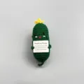 Handgemachte gehäkelte positive Gurke als Glücksbringer mit motivierender Karte für Geschenke. - Gurke mit gelber Blume [Grün 2]