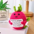 Handgemachte Häkel-Drachenfrucht Plüschpuppe mit positiver Spruchkarte, süße Deko. - Obstmotiv