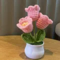 Handgefertigte Häkel-Rosa-Blumen-Topfpflanze für Heimdekoration, gestricktes Blumengeschenk. - 3 rosa Maiglöckchen im Topf